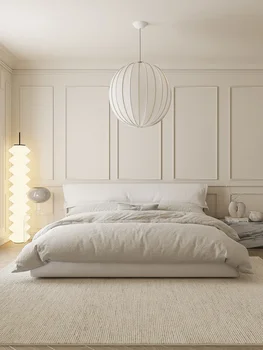 Moderni minimalistinė odinė lova, šviesi prabangi odinė lova, buko medžio eilės rėmas, minkšta gulto, odinė meninė dvigulė lova